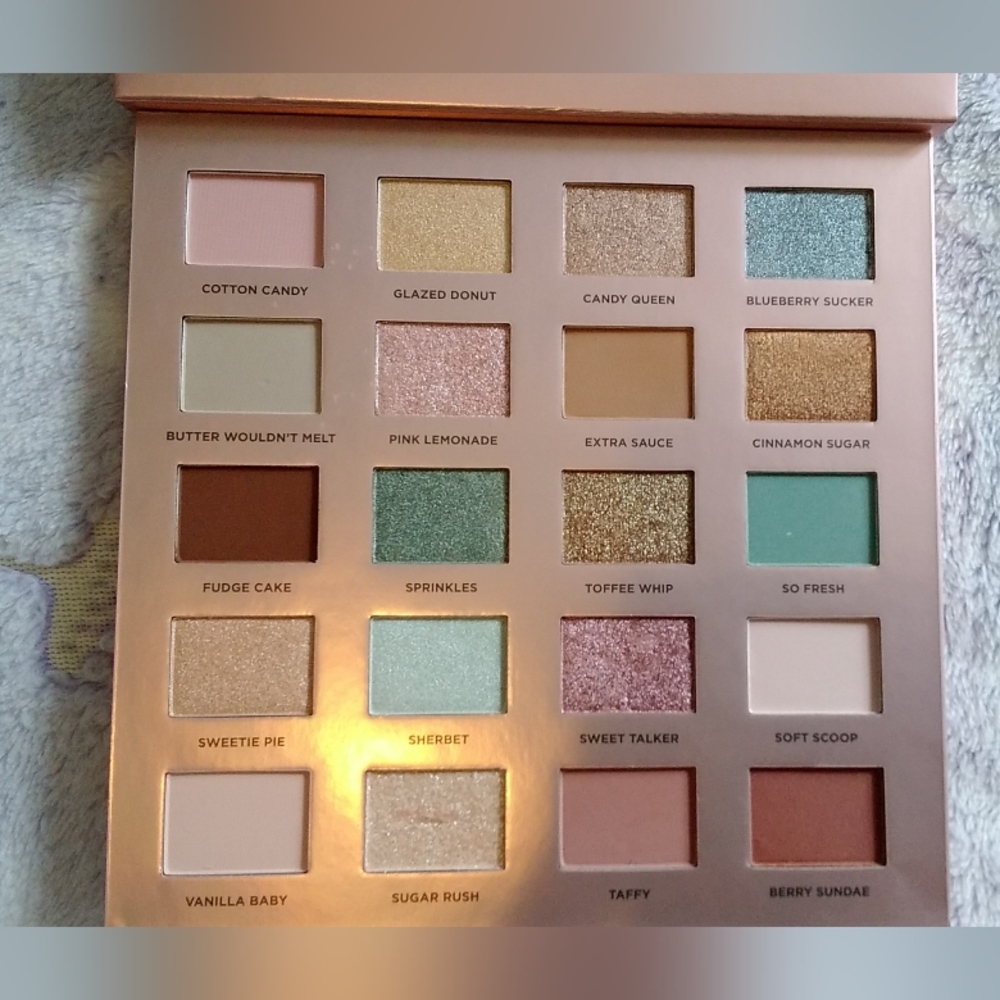 🆕️Iconic London Treat Yourself Eyeshadow Palette - Picture 5 of 11